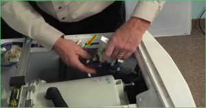 Cong-tac-cua-may-giat-la-thiet-bi-cam-bien-co-nhiem-vu-xac-nhan-trang-thai-dong-mo-cua-nap-may